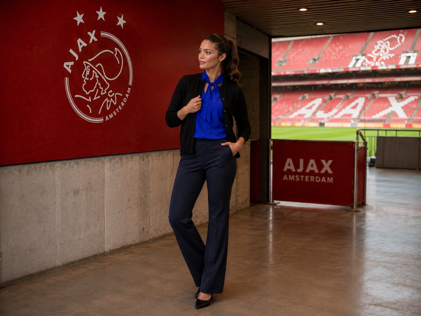 Vrouw in @Work outfit in de spelerstunnel van de Johan Cruijff ArenA